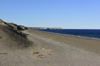 Alacakaranlıkta Yarımada Valdes 'teki kıyı manzarası, Dünya Mirası Bölgesi, Patagonya Arjantin
