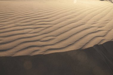 Rüzgarın neden olduğu kumdaki doğal tasarım ve şekiller..