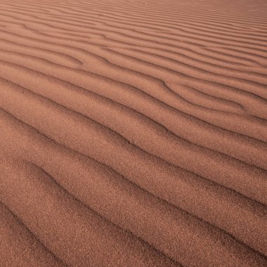 Rüzgarın neden olduğu kumdaki doğal tasarım ve şekiller..
