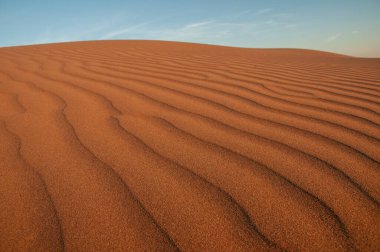 Rüzgarın neden olduğu kumdaki doğal tasarım ve şekiller..