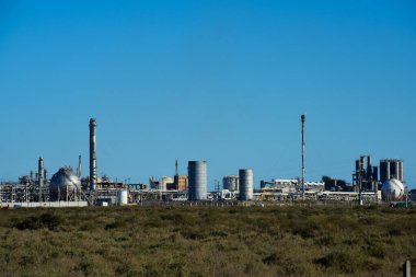 Arjantin petrokimya endüstrisinin sanayi tesisleri, Patagonya, Arjantin.