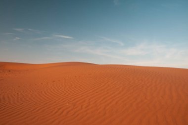 Rüzgarın neden olduğu kumdaki doğal tasarım ve şekiller..