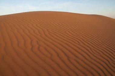 Rüzgarın neden olduğu kumdaki doğal tasarım ve şekiller..