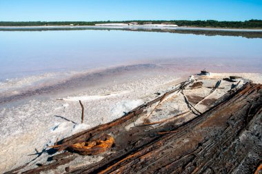 Eski tuz sömürüsünün tarihi kalıntıları, Salinas Grande, La Pampa, Arjantin.