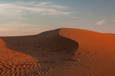 Rüzgarın neden olduğu kumdaki doğal tasarım ve şekiller..