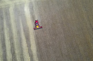 Arjantin kırsalında hasat makinesi, La Pampa Eyaleti.