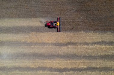 Arjantin kırsalında hasat makinesi, La Pampa Eyaleti.