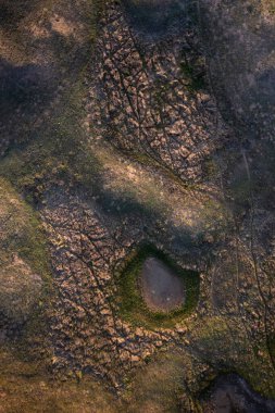 Arazinin ortasındaki küçük bir nehrin üst manzarası.