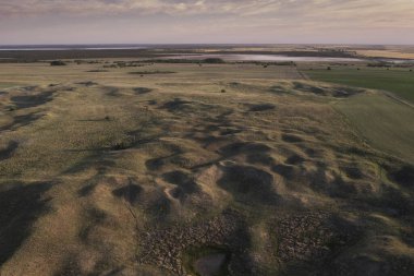 Pampas ovasındaki kum tepeleri, insansız hava aracı manzarası, La Pampa Eyaleti, Patagonya, Arjantin.