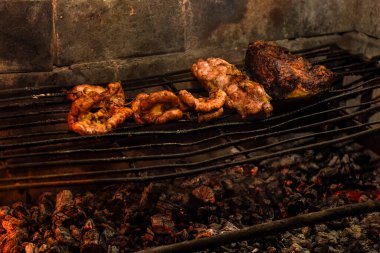 İnek bağırsakları ahşap bir tahtanın üzerinde malzemelerle sunuluyor, ızgaraya hazır.