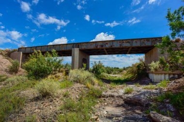 Salado Nehri 'ndeki köprü ya da Chadileuvu Nehri, La Reforma şehri, La Pampa Eyaleti, Arjantin