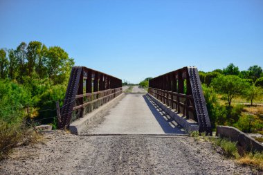 Salado Nehri 'ndeki köprü ya da Chadileuvu Nehri, La Reforma şehri, La Pampa Eyaleti, Arjantin
