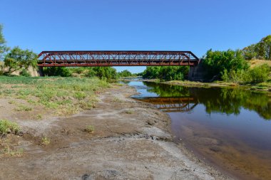 Salado Nehri 'ndeki köprü ya da Chadileuvu Nehri, La Reforma şehri, La Pampa Eyaleti, Arjantin