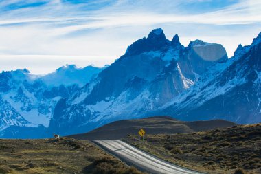 Dağ manzaralı yol, Torres del Paine Ulusal Parkı, Patagonya, Şili.