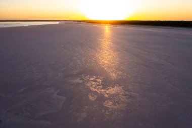 La Pampa, Patagonya, Arjantin 'deki tuz gölünün tuz madeni çıkarımı