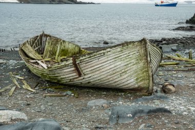 Antarktika 'da tarihi balina teknesi Half Noon Adası, Güney Shetland Adası, Antartika.