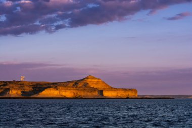 Yarımada Valdes, Dünya Mirası, Patagonya Arjantin 'deki kayalıkları olan kıyı manzarası