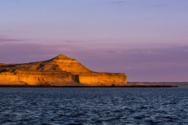 Yarımada Valdes, Dünya Mirası, Patagonya Arjantin 'deki kayalıkları olan kıyı manzarası