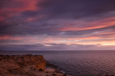 Alacakaranlıkta Yarımada Valdes 'teki kıyı manzarası, Dünya Mirası Bölgesi, Patagonya Arjantin