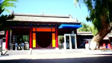 Çin, XinJiang, 01.01.2024 Tibet tapınağının girişinde zaman aşımı. 