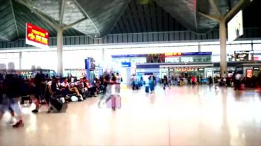 Çin, XinJiang, 01.01.2024 Yoğun bir tren istasyonunda yolcuların son kullanma tarihi