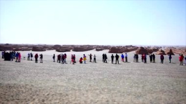 Dunhuang, Çin, 1 Ocak 2024, Çin 'in Danxia' daki çok renkli dağ manzarasının zamanaşımı