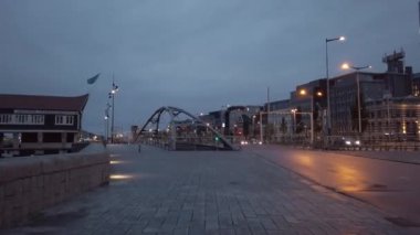 Hollanda Hollanda Amsterdam 01.01.2024 Amsterdam nehir kanalı boyunca tarihi ve modern binalar