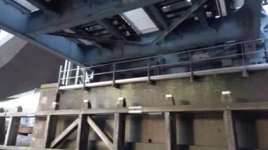 Hollanda Hollanda Amsterdam 01.01.2024 Amsterdam nehir kanalı boyunca tarihi ve modern binalar