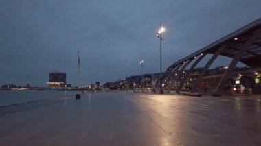Hollanda Hollanda Amsterdam 01.01.2024 Amsterdam nehir kanalı boyunca tarihi ve modern binalar