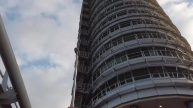 Hollanda Hollanda Amsterdam 01.01.2024 Amsterdam nehir kanalı boyunca tarihi ve modern binalar
