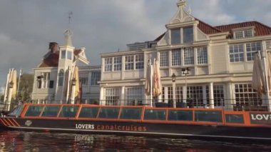 Hollanda Hollanda Amsterdam 01.01.2024 Amsterdam nehir kanalı boyunca tarihi ve modern binalar
