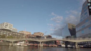 Hollanda Hollanda Amsterdam 01.01.2024 Amsterdam nehir kanalı boyunca tarihi ve modern binalar