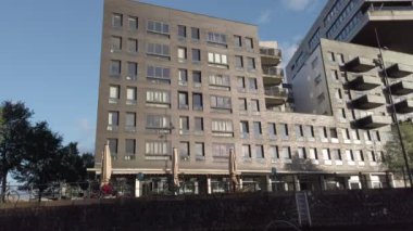 Hollanda Hollanda Amsterdam 01.01.2024 Amsterdam nehir kanalı boyunca tarihi ve modern binalar