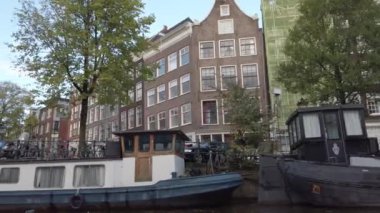 Hollanda Hollanda Amsterdam 01.01.2024 Amsterdam nehir kanalı boyunca tarihi ve modern binalar
