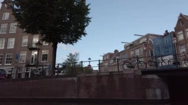 Hollanda Hollanda Amsterdam 01.01.2024 Amsterdam nehir kanalı boyunca tarihi ve modern binalar