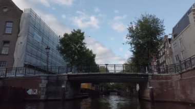 Hollanda Hollanda Amsterdam 01.01.2024 Amsterdam nehir kanalı boyunca tarihi ve modern binalar