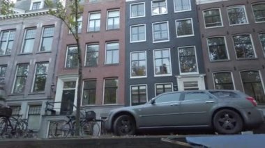 Hollanda Hollanda Amsterdam 01.01.2024 Amsterdam nehir kanalı boyunca tarihi ve modern binalar