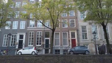 Hollanda Hollanda Amsterdam 01.01.2024 Amsterdam nehir kanalı boyunca tarihi ve modern binalar