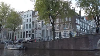 Hollanda Hollanda Amsterdam 01.01.2024 Amsterdam nehir kanalı boyunca tarihi ve modern binalar