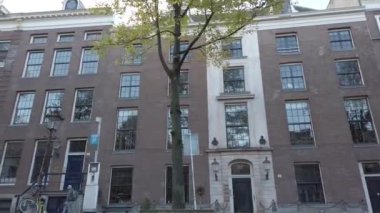 Hollanda Hollanda Amsterdam 01.01.2024 Amsterdam nehir kanalı boyunca tarihi ve modern binalar