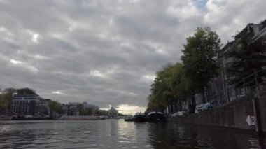 Hollanda Hollanda Amsterdam 01.01.2024 Amsterdam nehir kanalı boyunca tarihi ve modern binalar