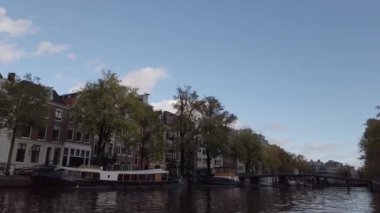 Hollanda Hollanda Amsterdam 01.01.2024 Amsterdam nehir kanalı boyunca tarihi ve modern binalar