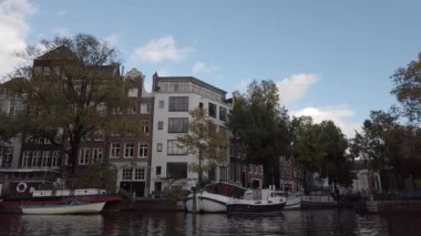 Hollanda Hollanda Amsterdam 01.01.2024 Amsterdam nehir kanalı boyunca tarihi ve modern binalar