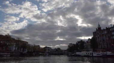 Hollanda Hollanda Amsterdam 01.01.2024 Amsterdam nehir kanalı boyunca tarihi ve modern binalar