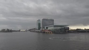 Hollanda Hollanda Amsterdam 01.01.2024 Amsterdam nehir kanalı boyunca tarihi ve modern binalar