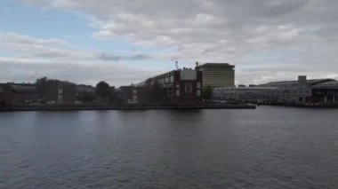 Hollanda Hollanda Amsterdam 01.01.2024 Amsterdam nehir kanalı boyunca tarihi ve modern binalar