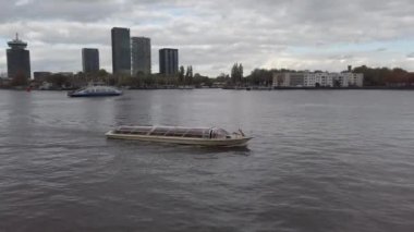 Hollanda Hollanda Amsterdam 01.01.2024 Amsterdam nehir kanalı boyunca tarihi ve modern binalar