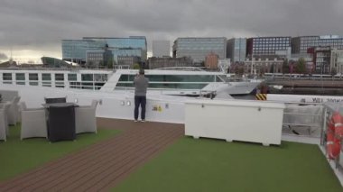 Hollanda Hollanda Amsterdam 01.01.2024 Amsterdam nehir kanalı boyunca tarihi ve modern binalar