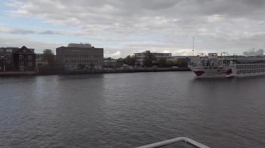 Hollanda Hollanda Amsterdam 01.01.2024 Amsterdam nehir kanalı boyunca tarihi ve modern binalar