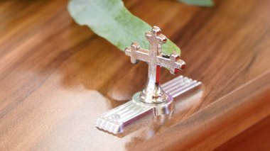 Cenaze tabutunun ya da tabutun cenaze arabasında ya da kilisede ya da mezarlıkta yakın plan fotoğrafı.